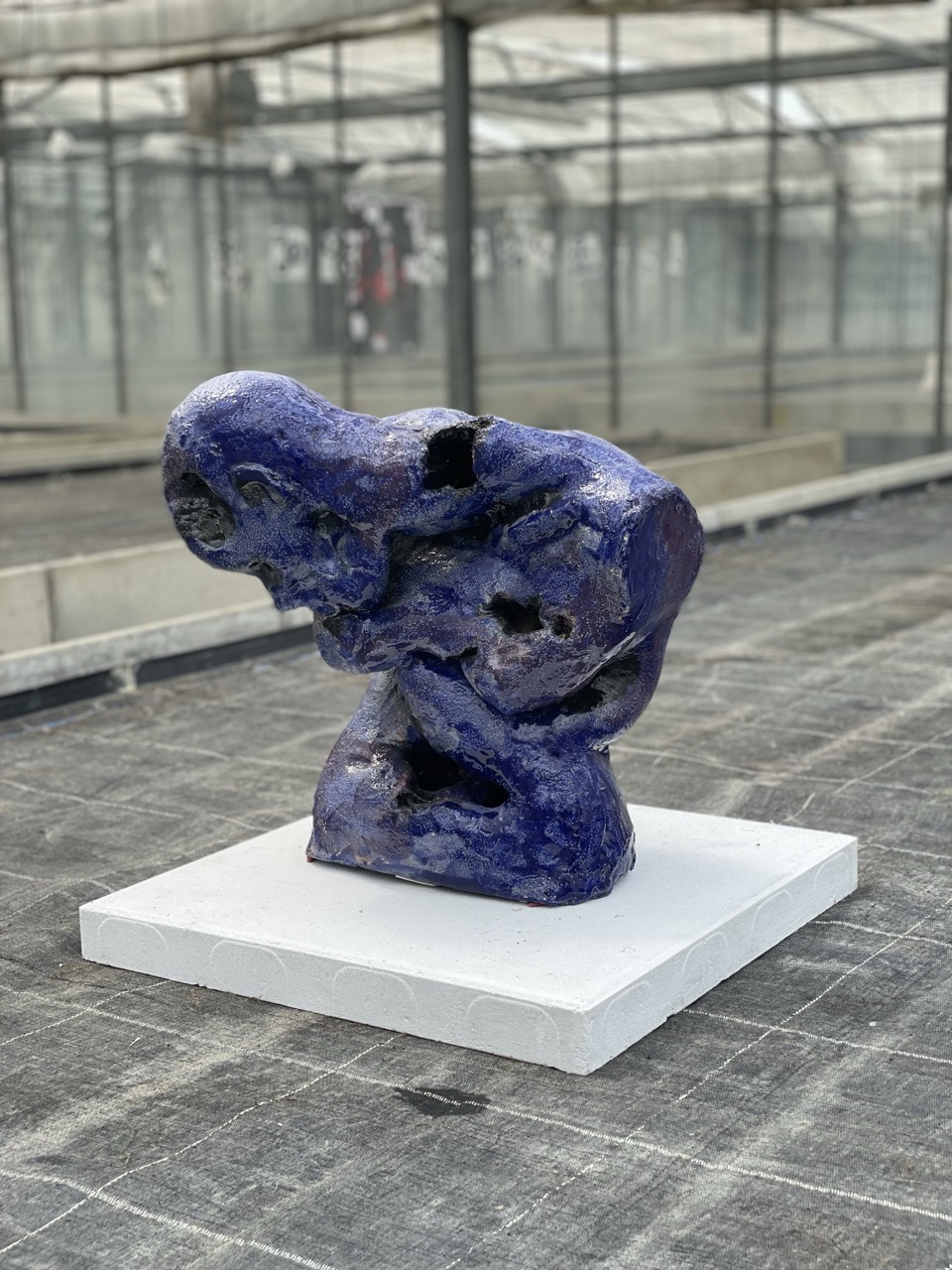 Exhibition view 2023: else!, ehemalige Gärtnerei, Münnerstadt © Barbara Bauer Eine blaue Keramikskulptur steht in einem leerstehenden Gewächshaus.