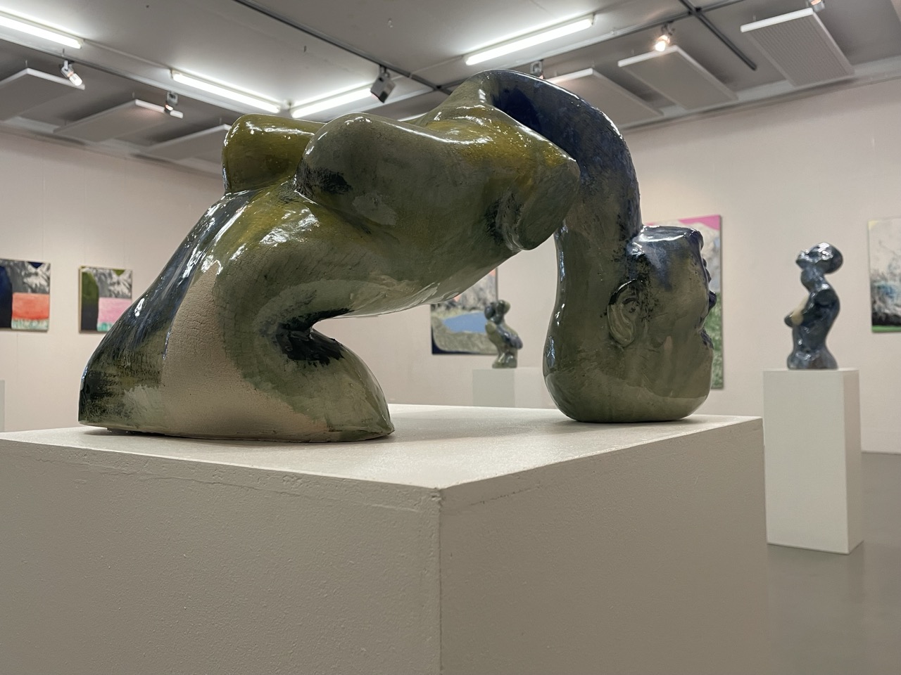 Ausstellung Bauer Würzburg 2024 Im Vordergrund ist eine Keramikskulptur zu sehen.